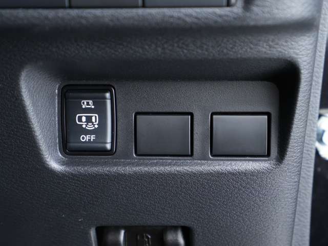 ハンズフリーオートスライドドア搭載！買い物袋などで両手が塞がっている時には、スライドドアの下に足をシュッと抜き差しすることで、手を使わずにスライドドアを開けることが出来ます☆