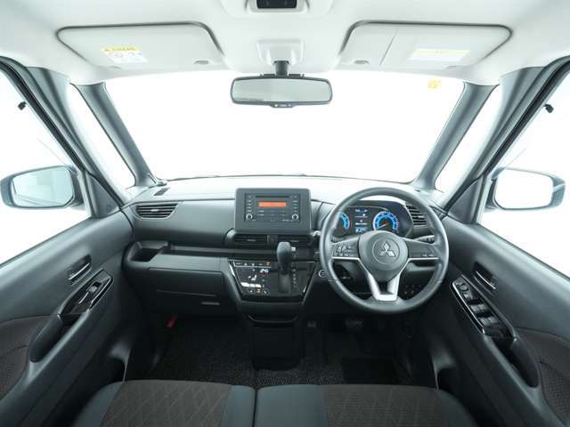 見開き角の広い運転席は周囲をしっかりと見渡すことが出来ます♪黒を基調とした上質な内装は多数の収納場所を備えており、運転手だけでなく、助手席の方にも利便性の高いお車となっております！