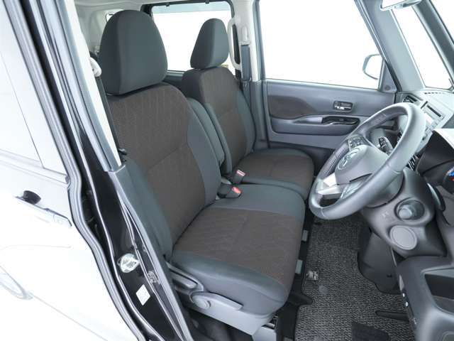 大きく開くフロントドアと高めの天井のおかげでスムーズな乗り降りが可能！座席シートは運転席と助手席間を移動しやすいベンチシートとなっております！