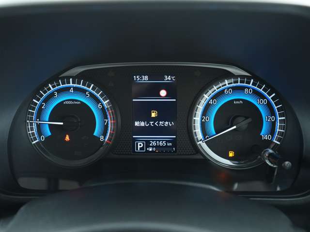 青を基調とした明るいスピードメーターは夜間でも見やすいです！中央のディスプレイにはお車の様々な情報がカラーで表示されます！