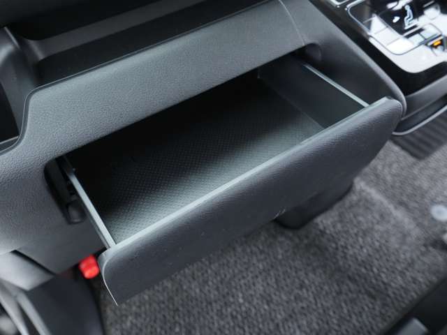 グローブボックスの上部にも引き出し式の収納スペースがございます。お車関連の書類以外にも、カー用品の収納に役立ちますね！