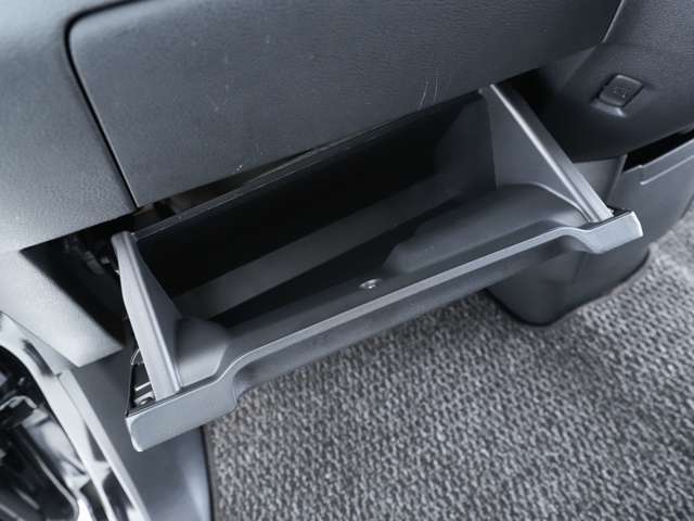 助手席手前の大容量のグローブボックスです！車検証やお車関連の書類の保管場所にピッタリです！