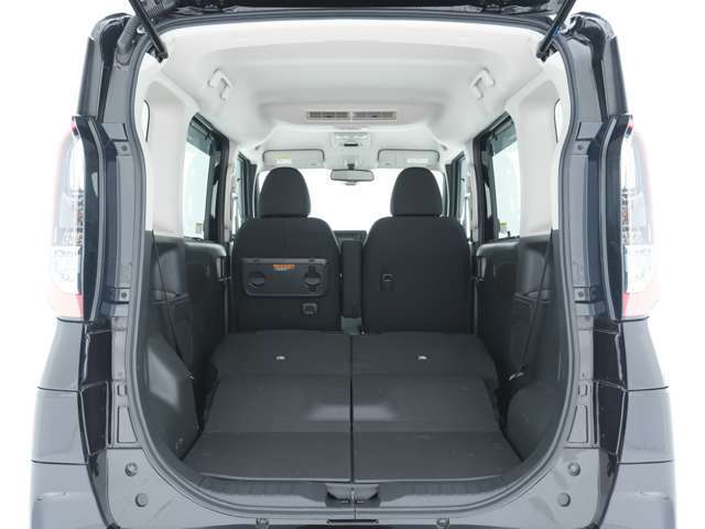 後席はそれぞれ別々にシートアレンジが可能です！簡単に荷室の広さを調整することが出来ます！