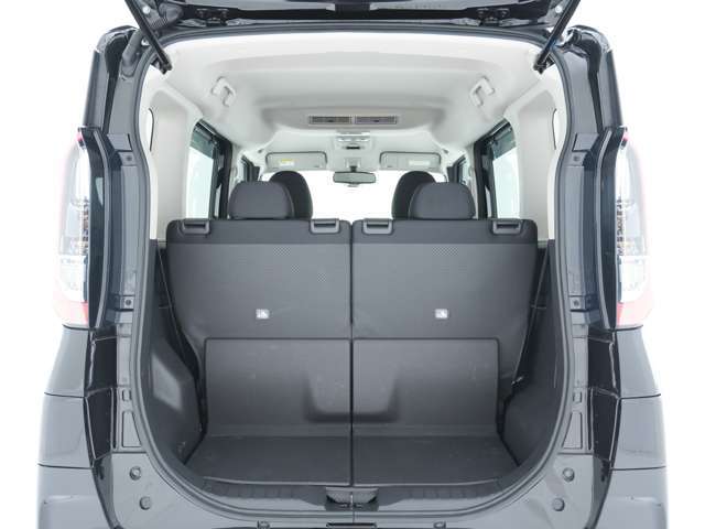 開口が大きいのはもちろん、開口部の地上高も低いことから重いお荷物もラクに積み込みが可能です♪4名乗車時にもしっかりと積みこめる広さの荷室が広がっておりますので、送迎等にも便利な1台となっております！