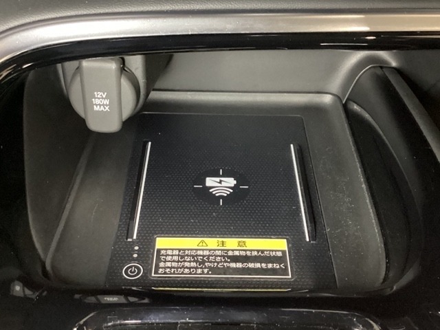 センターコンソールにはワイヤレス充電器を装備してます。Qi（チー）規格対応のスマートフォンなどを置くだけでワイヤレスで充電可能です。
