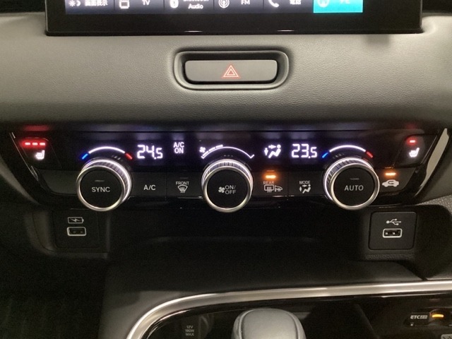 オートエアコンがついてます。左右独立で温度設定のできるデュアルオートエアコンです。パネル内のシートヒータースイッチは前席の左右別々に3段階で温度設定ができます。