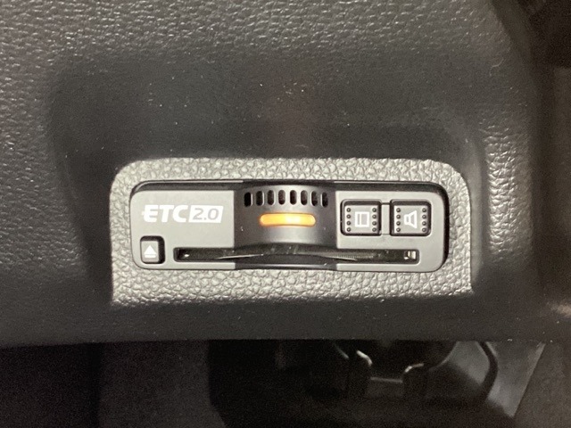 ハンドルの左下にETC2.0がついています。高速道路の料金所の通過も楽々です！。　カードの取り出しもしやすい場所についています。