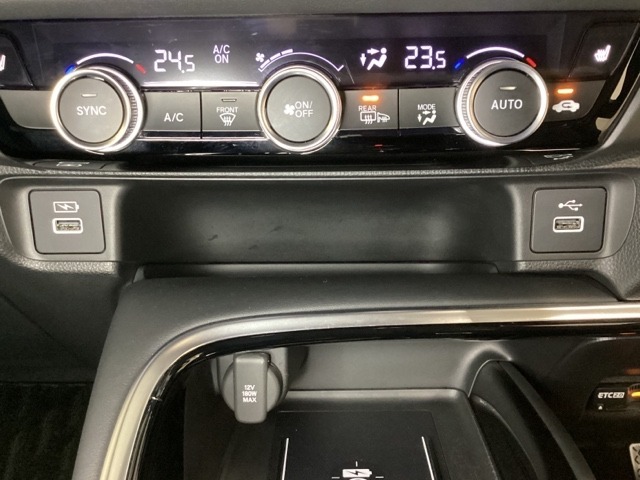 エアコン操作パネルの下に、スマートフォンなどの充電可能なUSB端子と、音源などの外部入力の可能なUSB端子がついています。移動中に充電もできるので便利です。