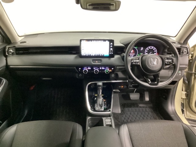 車内は光触媒抗菌消臭施工済です。インパネ周りはスタイリッシュなデザインで機能や装備も充実しています。グローブボックスやカップホルダーのほかにトレーなどたくさんの収納スペースが付いています。