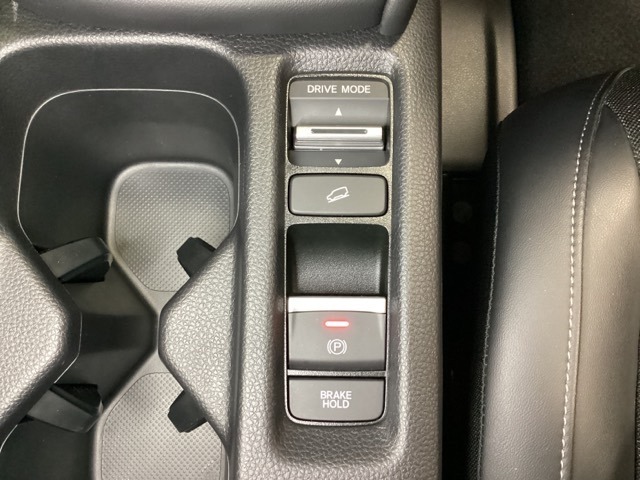 セレクターノブの下に、3つの異なる加速感を楽しめるドライブモードスイッチがついています。一般道、スポーツ走行、エコ走行など、シーンに合わせて最適な加速感を楽しめるドライブモードスイッチです。