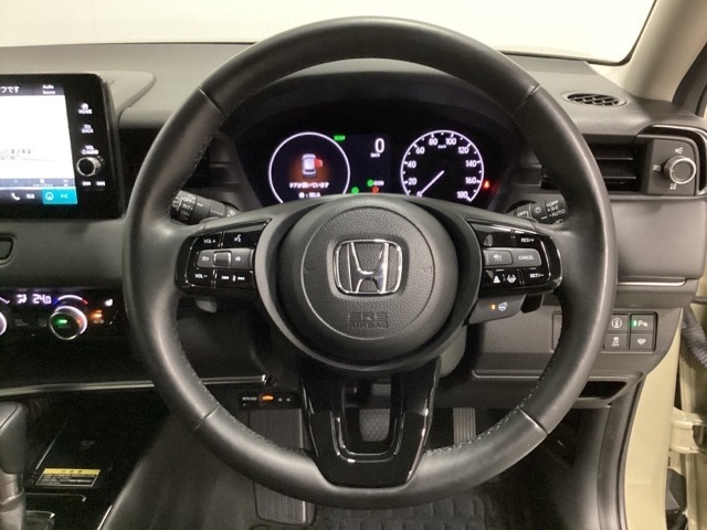 ステアリングスイッチはオーディオのボリュームなどの操作スイッチの他に、レフトセレクターホイールを装備。中央部を指先で上下に動かすことで、マルチインフォメーション・ディスプレイの各表示が確認できます。