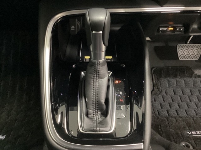 CVT車のセレクトレバーです。低速から高速まで、変速ショックのないスムーズな走りと、エンジン効率のよい領域を維持して燃費にも貢献します。サイドブレーキはスイッチ操作の電子制御パーキングブレーキです。