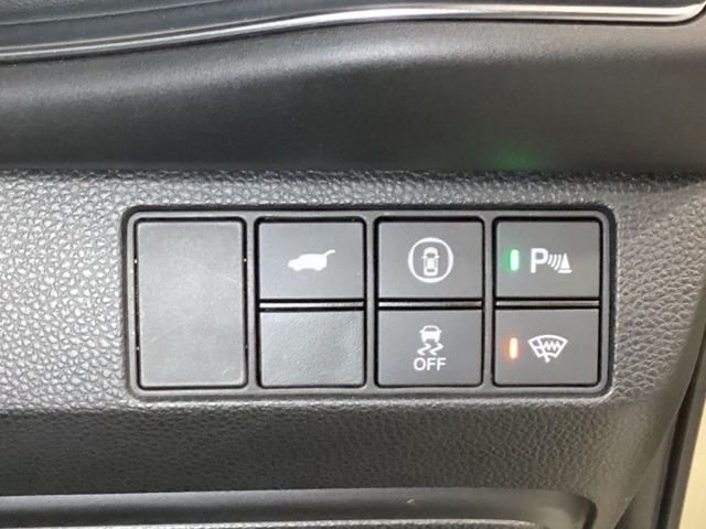 Hondaセンシング用のVSA（ABS＋TCS＋横滑り抑制）解除スイッチなどはハンドルの右側に装備しています。ボタン操作でトランクが開けられる電動テールゲートのボタンもついています。