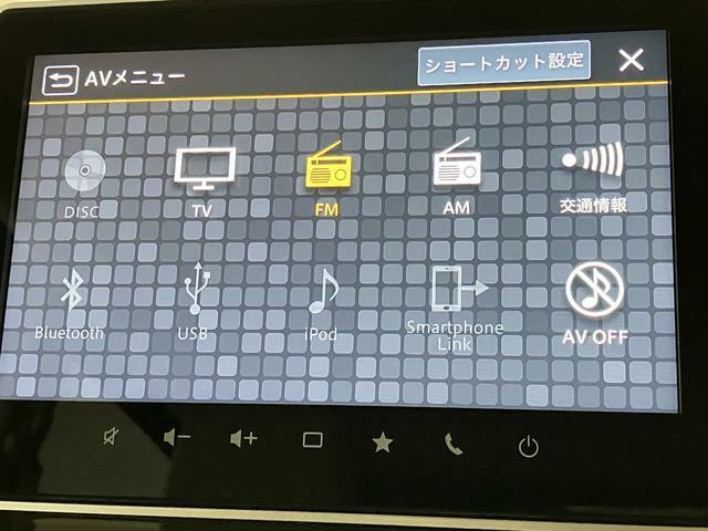 CD/DVD再生やBluetoothオーディオ、フルセグテレビなど　多彩なメディアに対応した　メモリーナビを装備しています。