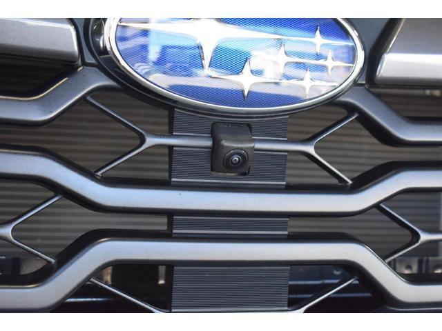 フロントグリルに装着されたカメラの映像をディスプレイに表示。自車の前方の様子が確認でき、見通しの悪い交差点や駐車・発進時などの前方確認をサポートします。