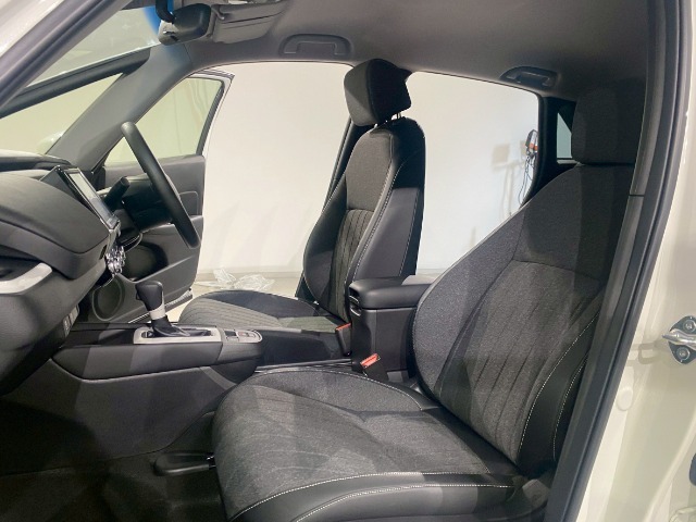 体を包み込むような形状で、しっかりと体を支えてくれます！長時間の運転も快適にしてくれるシートです！