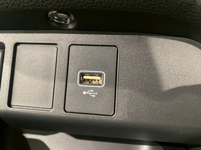 USBポートも装備されています、スマートフォンの充電やオーディオに連携も可能です、今や欠かせない装備の一つです！