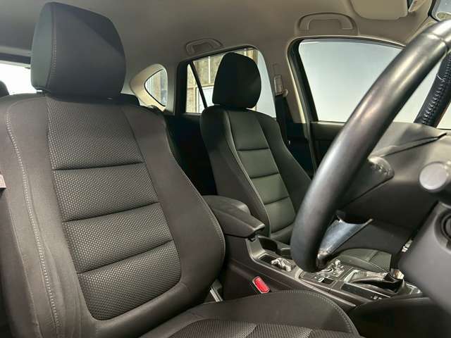 運転席も広々としており運転しやすい環境を実現しています☆室内クリーニングも実施済みです。