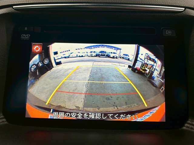 【バックカメラ】運転席から画面上で安全確認ができます。駐車が苦手な方にもオススメな便利機能です。
