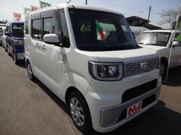 【当店のこだわり】入庫後のお車は選任スタッフによる細部清掃を実施しております。足回り、エンジンルーム、室内、室外を隅々まで綺麗にしております。展示車はピカピカです。全国配送も可能ですのでご相談下さい！