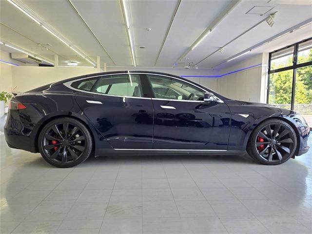 【近未来感】テックパッケージ装備車。キーを持って近づけばドアハンドルがせり出します。