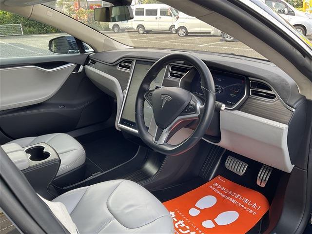 【運転席】テスラ車らしいシンプルな運転席です。着座するとふわりと香る本革の匂いがどこか高級感を感じさせます。