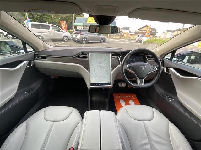 【大画面】縦型17インチのタッチスクリーンを中心とした運転席周りとなっております。お手持ちのスマホのように直感的に操作できます。