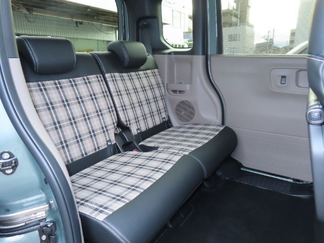 後部座席は足元が広いので、ドライブ中も快適にお過ごしいただけます。