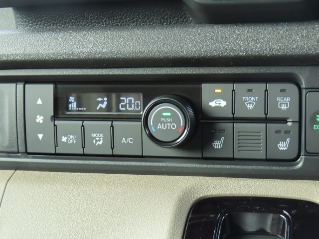 操作がしやすいエアコンパネルです。