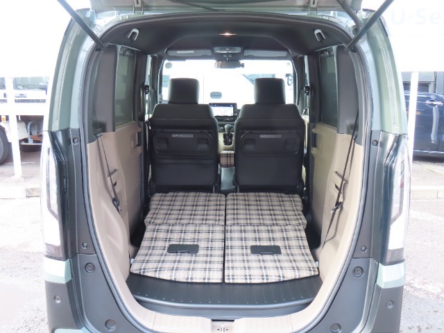 後部座席を前方に倒せば、大きなお荷物も手軽に積み込めます。