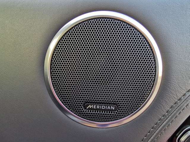 【MERIDIANサウンドシステム】英国の歴史あるオーディオブランド「MERIDIAN」の音響システムを搭載。車内音響を臨場感豊かに、いつものドライブを「想い出」に変えてくれます。