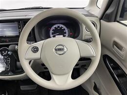 【ステアリング】軽い力で扱いやすいハンドルです。目立つ傷やスレなどなく綺麗な状態です！除菌プランいれていただくとさらに快適に！清潔なお車はお子様にも安心ですね！