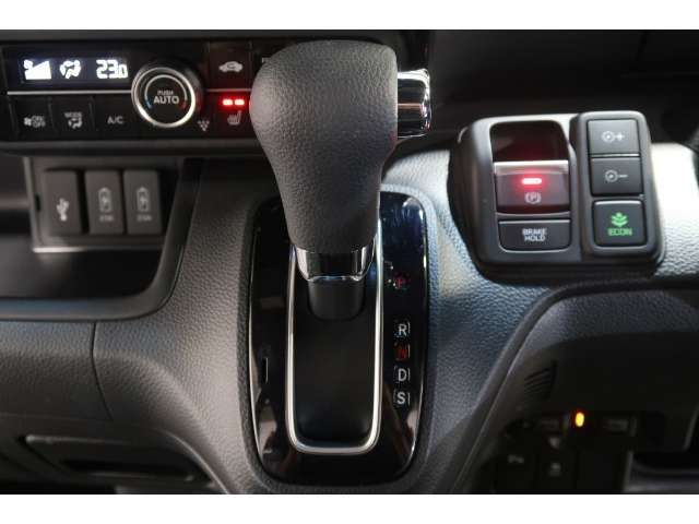 インパネシフトだから視線の移動も少なく足元もスッキリ♪運転席もゆったりしているのでゆとりを持ってドライブできますね！