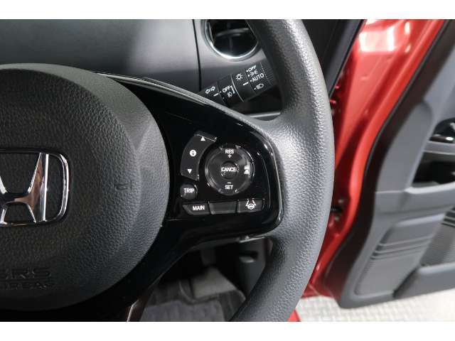 Hondaセンシングの機能のひとつ、アダプティブクルーズコントロール付！アクセルから足を離しても設定したスピードと前車との車間を保ち走行してくれます！車線維持もアシスト☆高速道路で疲労軽減ですね☆