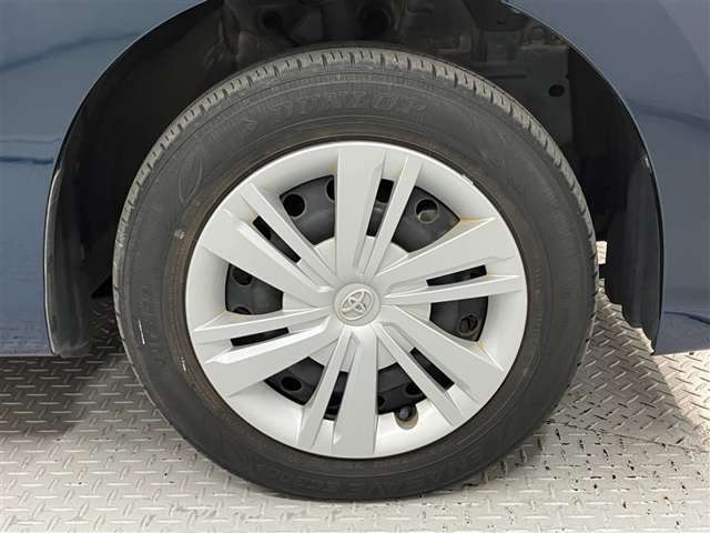 外観にマッチした純正ホイール装着しています。各種社外アルミホイールやスタッドレスタイヤも取扱いしております。是非ご相談ください♪