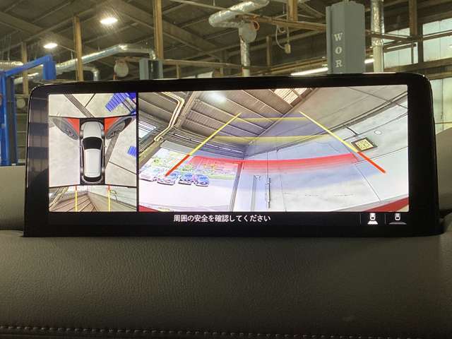 360°ビューモニターでは前後左右4つのカメラ映像をさまざまな走行状況に応じて切り替えてセンターディスプレイに表示することで、駐車時や狭い道でのすれ違い時、見通しの悪い交差点進入時でも安心感を高めます
