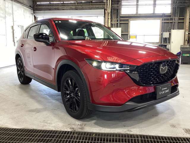 マツダのミドルクラスSUV『CX-5』魂動デザインとスカイアクティブ技術をフル搭載した初代モデルが発売され、2017年にはさらに洗練された力強い魂動デザインに進化した2代目にモデルチェンジしました。