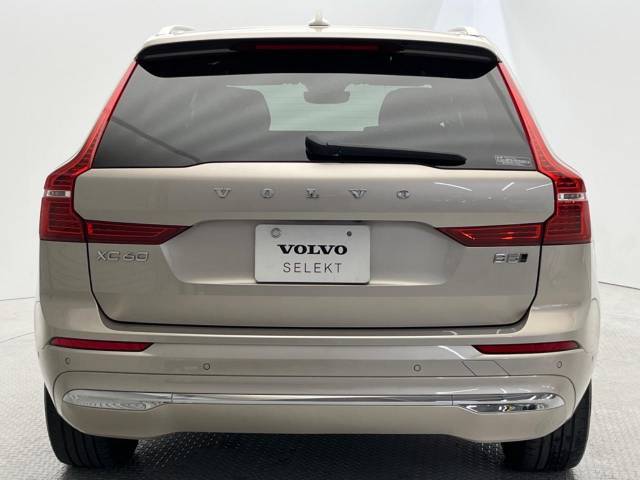 当店の認定中古車（VOLVO　APPROVED　CAR）はメーカー基準の車齢・走行に応じた内外装・機関の176項目もの項目に厳密な点検を実施。すべての基準を満たした自信を持ってお届けする中古車です。