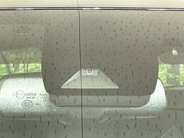 【トヨタセーフティセンス】走行中に前方の車両等を認識し、衝突しそうな時は警報とブレーキで衝突回避と被害軽減をアシスト。より安全にドライブをお楽しみいただけます。