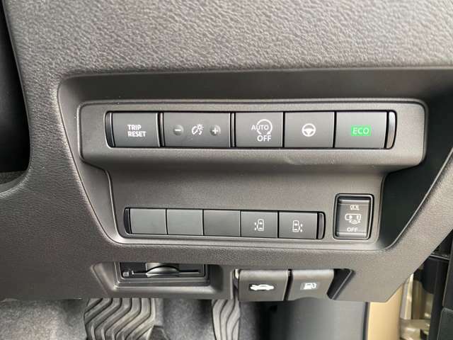 ダッシュボード右下には、エコモード安全支援システムアイドリングストップ等安全装備のキャンセルスイッチとエコモード・メーター内照明、明るさ調整スイッチ・両側ハンズフリースライドドアSが並んでます。