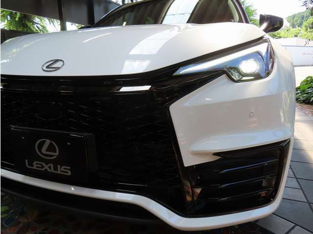 ■アダプティブハイビームシステム搭載車［AHS］