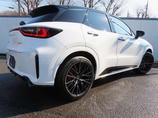 モリゾウこと豊田章男と共に、LEXUS匠技術者とレーシングドライバーたちが幾度となくトライ＆エラーを繰り返しながら、決して諦めることなく挑戦を続け、サーキットレース場で妥協を許さず徹底的に鍛え上げました。