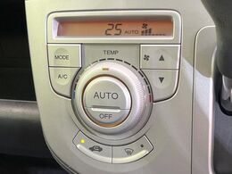 【オートエアコン】一度お好みの温度に設定すれば、車内の温度を検知し風量や温度を自動で調整。暑い…寒い…と何度もスイッチ操作をする必要はありません。快適な車内空間には必須の機能ですね♪