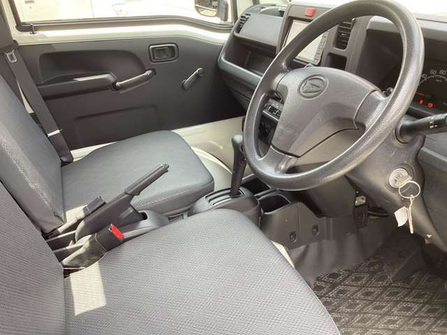当店は中古車だけではなく新車も多く取り扱っております。ご購入をする・しないに関わらず、下取りや買取りも含めて何でもご相談ください。