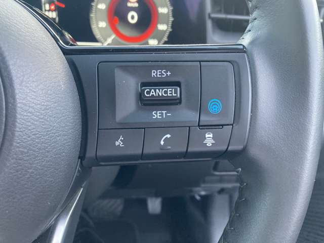 ■プロパイロット■高速道路の、単調な 渋滞走行と長時間の 巡航走行。この2つのシーンで、ドライバーに代わってアクセル、ブレーキ、ステアリングを自動で制御。高速道路で感じるストレスを軽減してくれます。