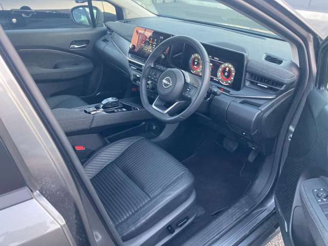 ◆前面ドア運転席◆ドアの開口が広く乗降ラクラク。シートの幅も広く運転していてもストレスを感じません。足元も広く快適なドライブを演出してくれます。