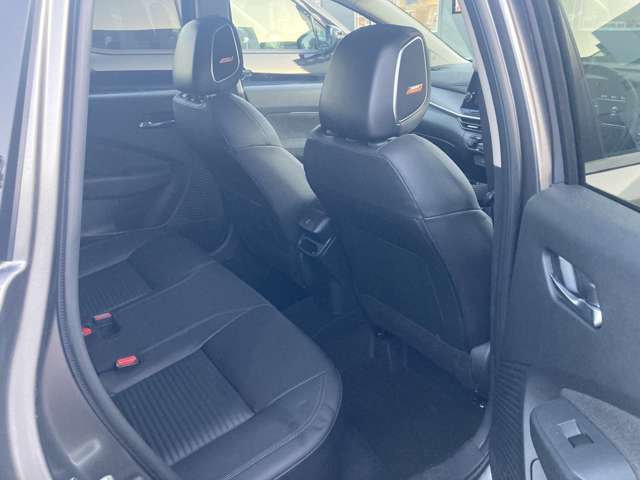 ◆後部座席◆後席も大人の方でもゆったり乗れるスペースを確保。足元も深くシートのクッションも柔らかくロングドライブの疲労を軽減してくれます。