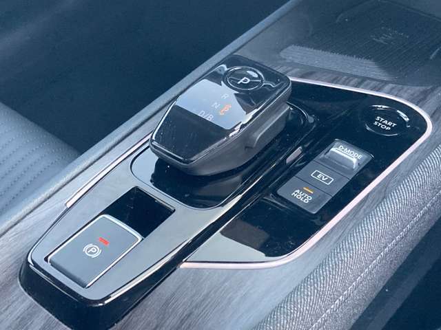 サイドブレーキは電動で、シフトレバー下のスイッチからワンタッチでロックと解除が可能です。