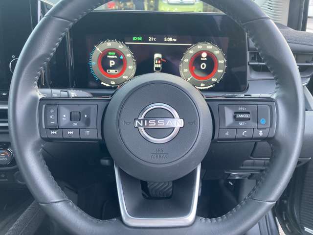 ■ステアリングスイッチ■ハンドル手元でオーディオの操作が簡単に出来ます。運転中でもナビまで手を伸ばさずに操作が出来て安心です。