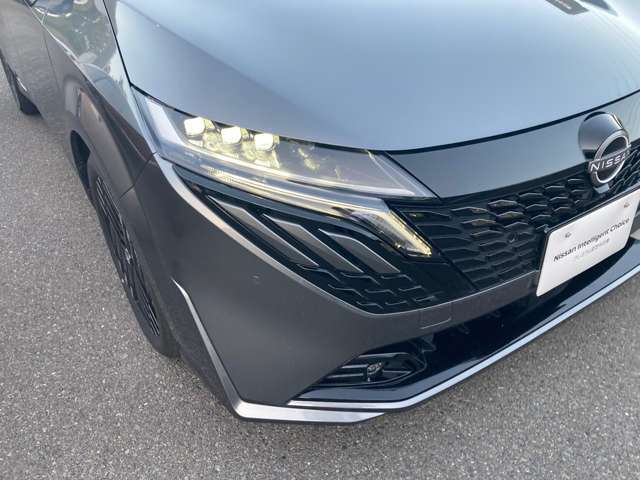 LEDヘッドランプ：ハロゲンランプの約2倍の光量でより明るく遠くを照らし、夜間走行時の視認性を高めます。